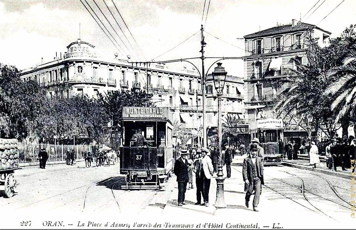 PA c- 053- Place d'Armes- trams et autobus.jpg
